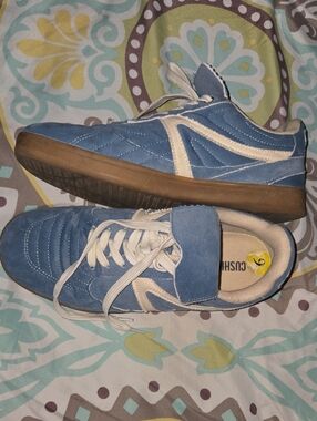 Blue Suede Casual Cushionaire Size 9Med